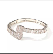 Load image into Gallery viewer, Bougie Baguette Bangle
